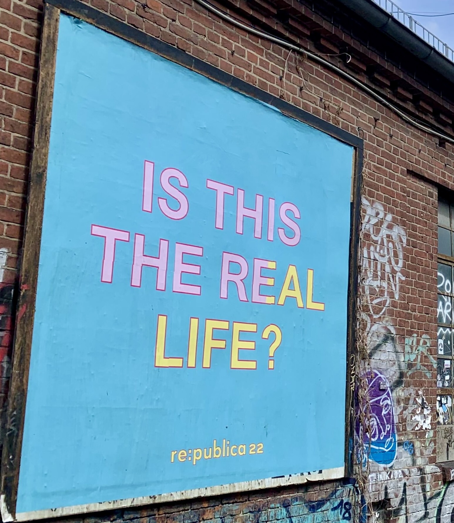 re:publica 2022 Werbeplakat mit dem Schriftzug "is this the real life"