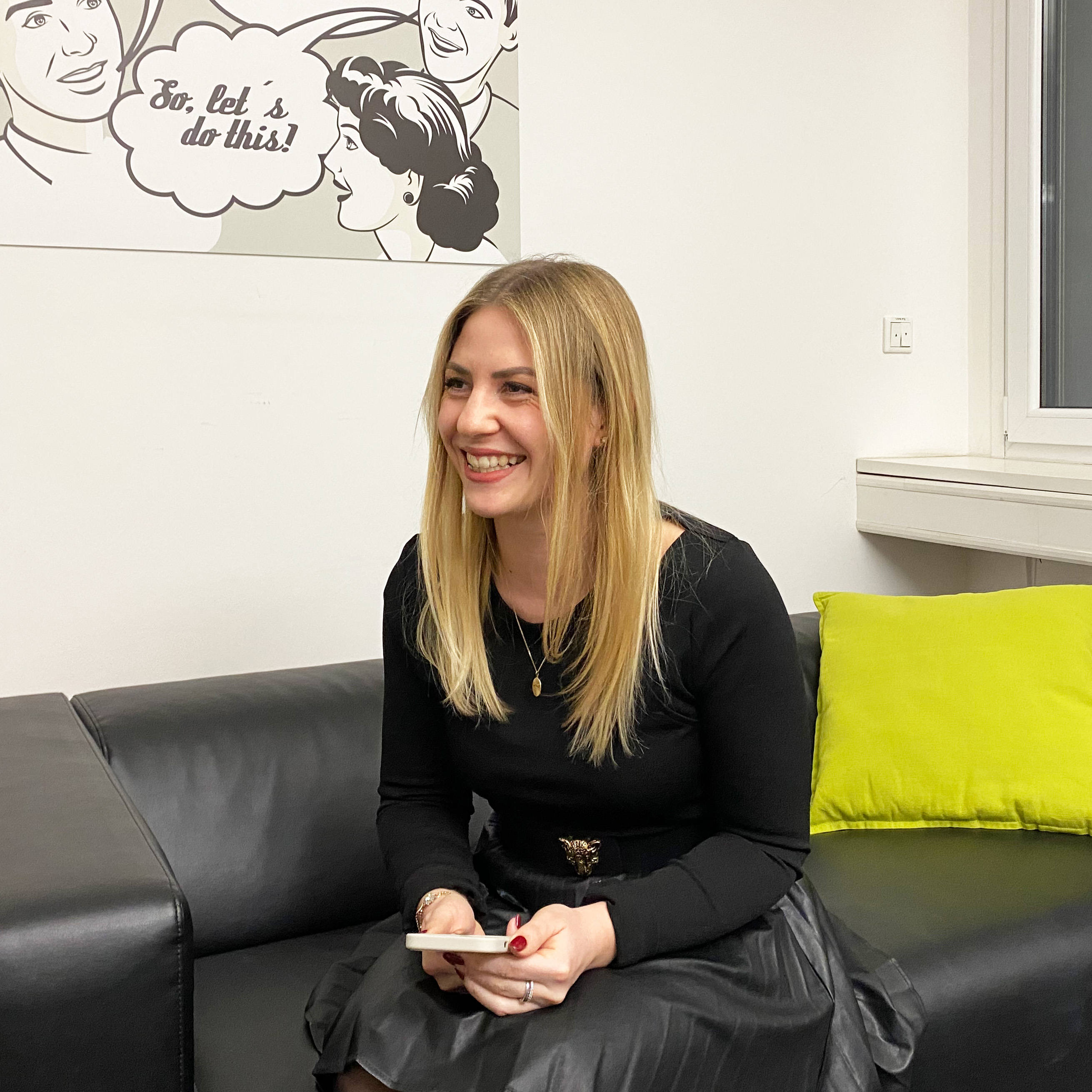 Unsere neue Kollegin Alessandra lächelnd während unseres Interviews im ottomisu Office in Heidelberg.