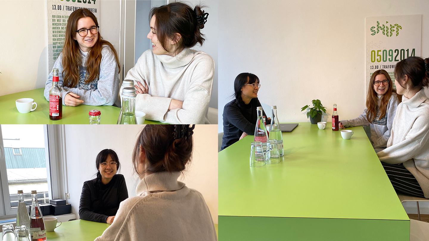 Die ottomisu Mitarbeiterinnen Anita, Ann-Kathrin und Claudia sitzen an einem grünen Tisch im Küchenbereich der Agentur und unterhalten sich.