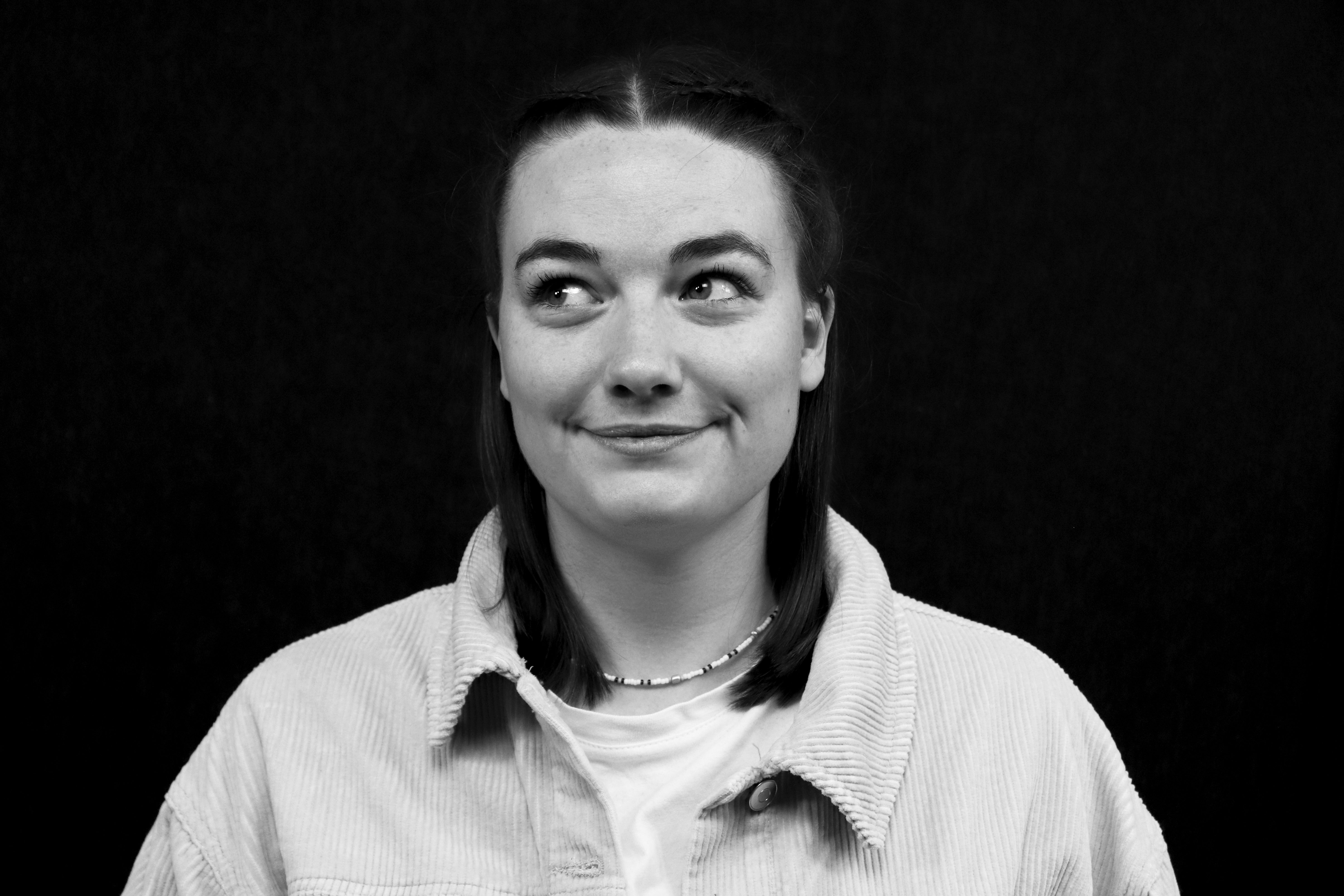 Eine schwarz-weiß Fotografie der neuen ottomisu Mitarbeiterin Beke Alberring